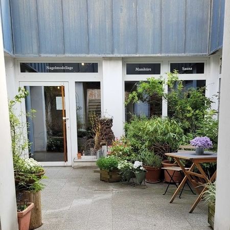 Außenansicht mit Hof