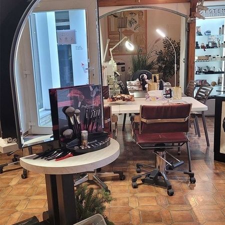 Innenansicht mit Make-up Sessel und Spiegel
