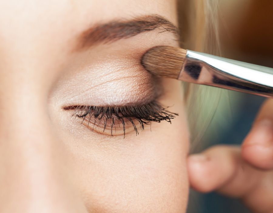 Make-up auf den Augen mit einem Pinsel